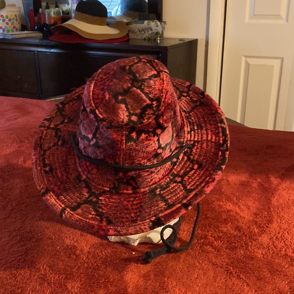 Black and red hat designer - Picture 7 of 12